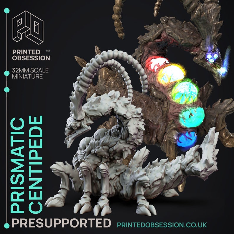 Puede incluir: Miniatura a escala de 32 mm de un ciempi&eacute;s prism&aacute;tico, una criatura de fantas&iacute;a con cuerpo segmentado y m&uacute;ltiples patas. El modelo es principalmente blanco con una superficie texturizada. El texto "Prismatic Centipede" y "Presupported" es visible.