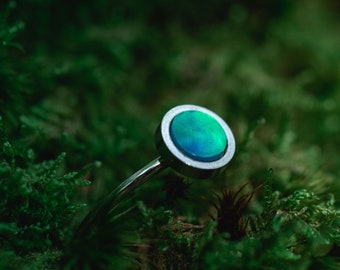 El anillo de plata iridiscente aurora boreal reacciona a la luz - Acero inoxidable y Aurora Opal - Iceland Night - Tamaño ajustable pequeño