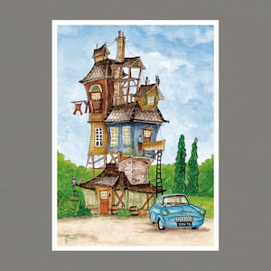 Może przedstawiać: Akwarelowa ilustracja fantazyjnego, wielopiętrowego domu z niebieskim samochodem zaparkowanym przed nim. Dom ma różne style architektoniczne, z elementami drewnianymi i ceglanymi oraz drabiną. Samochód jest jasnoniebieski z tablicą rejestracyjną.