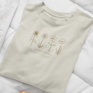 Be A Kind Human Crewneck Sweatshirt, Mental Health Sweatshirt, Flower Shirt, Bordado Oversize Unisex Crewneck Sweatshirt