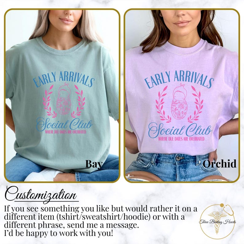 Op de afbeelding: Twee T-shirts met een grafisch ontwerp met een babypop met een bloemenpatroon en de tekst "Early Arrivals Social Club Where Due Dates Are Overrated". De T-shirts zijn in de kleuren bay en orchid.
