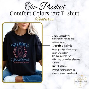 Op de afbeelding: Zwart T-shirt met een roze en blauwe afbeelding met de tekst "Early Arrivals Social Club Where Due Dates Are Overrated". Het shirt is gemaakt van een zachte, comfortabele stof en heeft een ontspannen pasvorm.