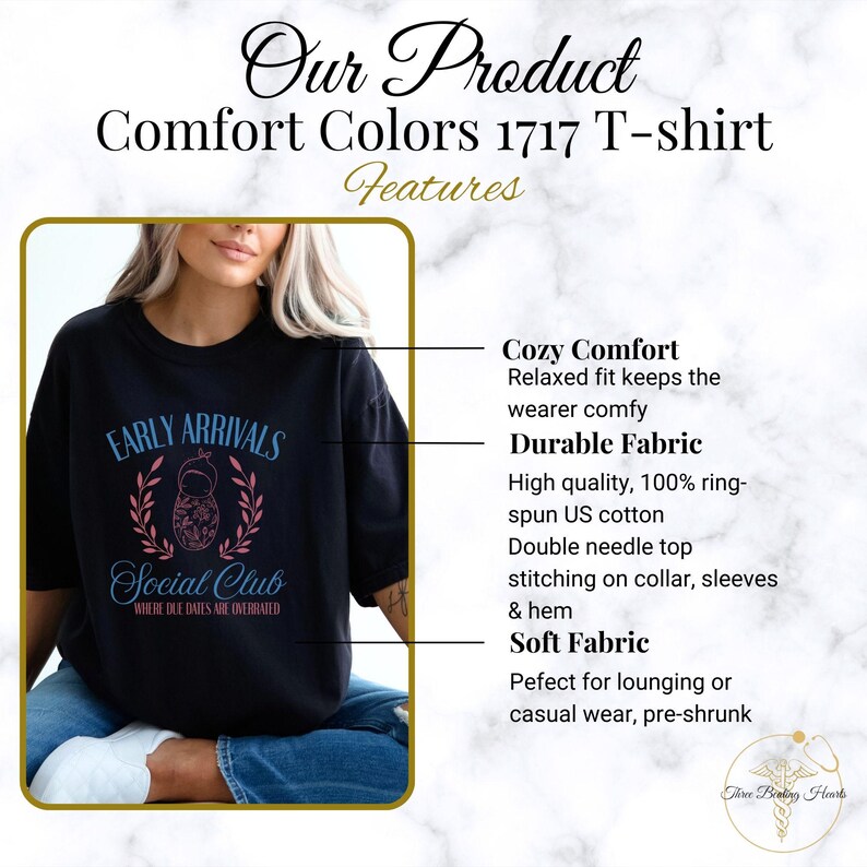 Op de afbeelding: Zwart T-shirt met een roze en blauwe afbeelding met de tekst "Early Arrivals Social Club Where Due Dates Are Overrated". Het shirt is gemaakt van een zachte, comfortabele stof en heeft een ontspannen pasvorm.