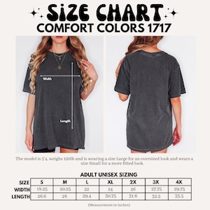 K&ouml;nnte beinhalten: Gr&ouml;&szlig;entabelle f&uuml;r Comfort Colors 1717 Unisex-T-Shirts f&uuml;r Erwachsene. Die Tabelle enth&auml;lt Ma&szlig;e in Zoll f&uuml;r die Gr&ouml;&szlig;en S bis 4XL. Das Bild zeigt ein Model, das Gr&ouml;&szlig;e Large f&uuml;r einen &uuml;bergro&szlig;en Look und Gr&ouml;&szlig;e Small f&uuml;r einen engeren Look tr&auml;gt.