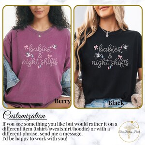 K&ouml;nnte beinhalten: Zwei T-Shirts, eines in Beere und eines in Schwarz, mit dem gestickten Schriftzug "babies & night shifts" und dekorativen Elementen. Das Bild enth&auml;lt auch Text zu Anpassungsoptionen f&uuml;r das Design.