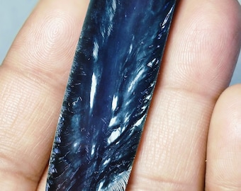 ラボで育成されたアレキサンダー石の宝石、色が変わるアレキサンダー石のファセット加工された原石。