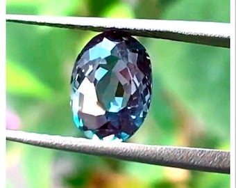 Alejandrita ovalada facetada: cambio de color múltiple, piedra preciosa suelta