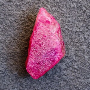 Rohe Mosambik Rubin Scheibe, Natürlicher Roter Edelstein (35 x 18 mm, 31 ct )