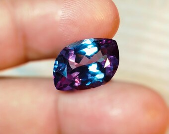 Anillo de joyería con gema de alexanderite que cambia de color, forma elegante, corte facetado, piedra suelta, joyería personalizada.