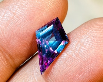 Alejandrita de corte cometa: cambio de color, piedra natal de junio