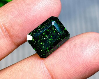 天然のグリーン砂岩宝石、エメラルドカット、リングジュエリー、ルースストーン、パーソナライズジュエリーの作成。