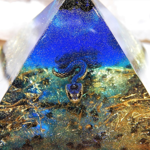 Pyramide Orgonite  Tourmaline Serpent