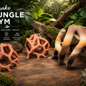 Peut inclure: L'image présente un gymnase pour serpent avec le texte "Snake Jungle Gym" et "Climb. Explore. Thrive." Trois décorations d'habitat pour reptiles sont affichées. Les décorations sont marron et orange, conçues pour imiter les formations naturelles de bois et de roche. L'arrière-plan présente une végétation luxuriante.