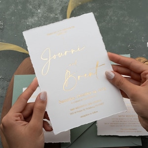 Faire-part de mariage élégant avec feuille d'or, ruban, cire et cachet personnalisés et RSVP en option, détails et carte de menu