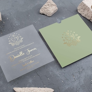 Ensemble d'invitations de baptême - acrylique givré avec feuille d'or, pochette vert sauge, RSVP personnalisée et carte d'informations, élégante invitation de baptême