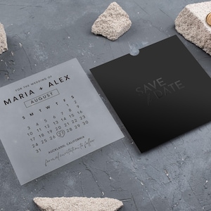 Carte "Retenez cette date" en acrylique moderne - Conception de calendrier dépoli avec manche noire, faire-part de mariage minimaliste pour les couples élégants
