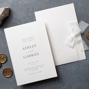 Faire-part de mariage en relief - Design minimaliste et élégant avec ruban blanc, papier cartonné de luxe, suite de mariage moderne personnalisée