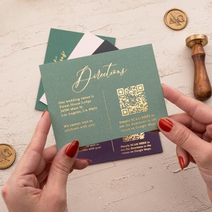 Puede incluir: Una invitación de boda verde y dorada con un código QR que dice "Simplemente ESCANEA AQUÍ para ver las indicaciones para llegar al lugar en Google Maps".
