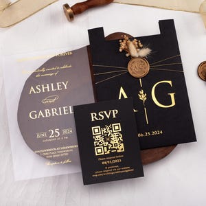 Puede incluir: Elegante juego de invitaciones de boda en negro con letras doradas. Incluye invitación, tarjeta RSVP con código QR y sellos de cera. La invitación es para Ashley y Gabriel, el 25 de junio de 2024.