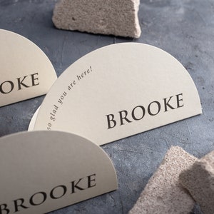 Marque-places demi-cercle, marque-places écriture moderne, papeterie de mariage minimaliste, cartes de visite d'invités découpées en arc