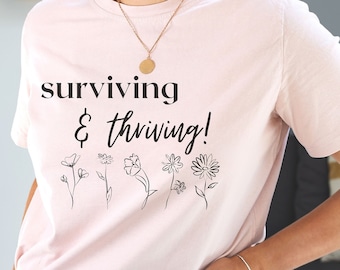 Overlevende en bloeiende dames-TShirt, minimalistische esthetiek, wilde bloemen, cadeau voor vrouwen