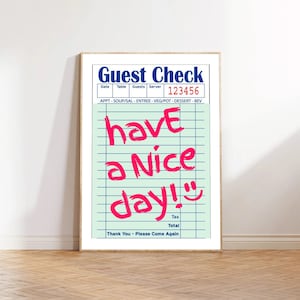 Może przedstawiać: Stylizowany na vintage paragon dla gości z niebieskimi i białymi liniami. Tekst "Guest Check" jest niebieski, a tekst "have a Nice day!" jest napisany na różowo. Paragon zawiera pola na datę, numer stolika, gości, kelnera i sumę.