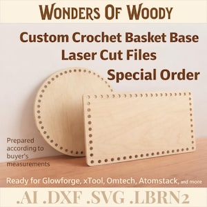 Könnte beinhalten: Zwei lasergeschnittene Häkelkorbböden aus Holz, einer rund und einer rechteckig, mit vorgebohrten Löchern zum Nähen. Der Text lautet "Wonders of Woody" und "Custom Crochet Basket Base Laser Cut Files Special Order." Die Böden werden nach den Maßen des Käufers vorbereitet.