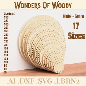 Op de afbeelding: Een stapel van 17 houten cirkels met verschillende diameters, variërend van 70 mm tot 350 mm, elk met gelijkmatig verdeelde gaten. De tekst "Wonders of Woody" en "Hole - 6mm" worden weergegeven. De afbeelding bevat ook bestandsinfo: .AI .DXF .SVG .LBRN2.