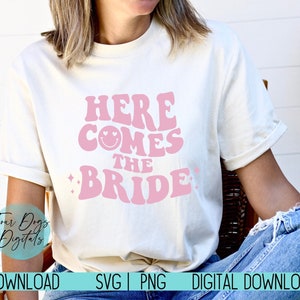 Hier komt de bruid SVG png, retro bruid svg, net verloofd svg, groovy bruid svg, 70's bruid SVG, bruiloft svg, bruidshirt png, bruiloft svg
