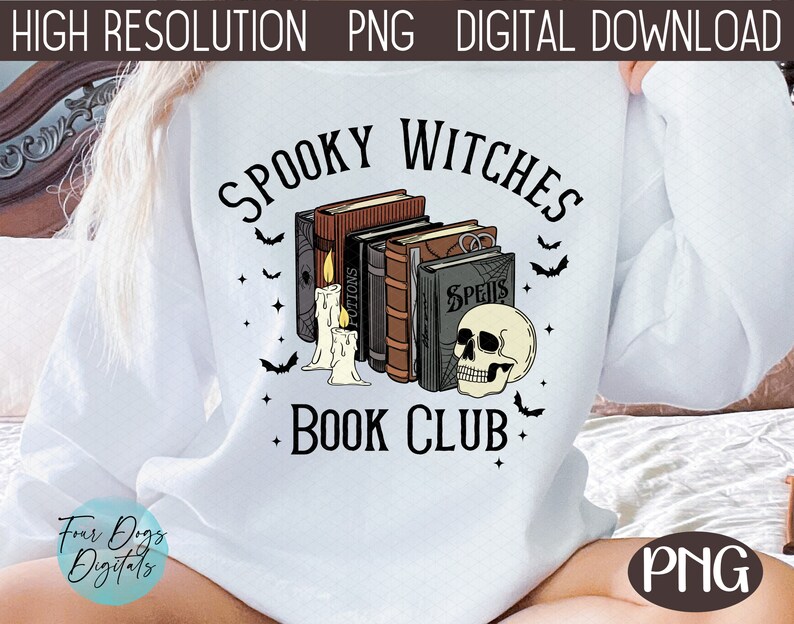 Puede incluir: Una sudadera blanca con el texto "Spooky Witches Book Club" en negro. El texto est&aacute; rodeado por una pila de libros con t&iacute;tulos como "Potions" y "Spells", una calavera y murci&eacute;lagos.
