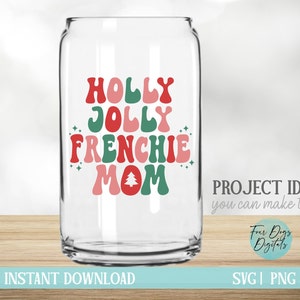 Puede incluir: Un vaso transparente en forma de lata con las palabras "HOLLY JOLLY FRENCHIE MOM" en rojo, rosa y verde. Un peque&ntilde;o gr&aacute;fico de &aacute;rbol de Navidad est&aacute; debajo de la palabra "MOM". El vaso es una idea de proyecto.