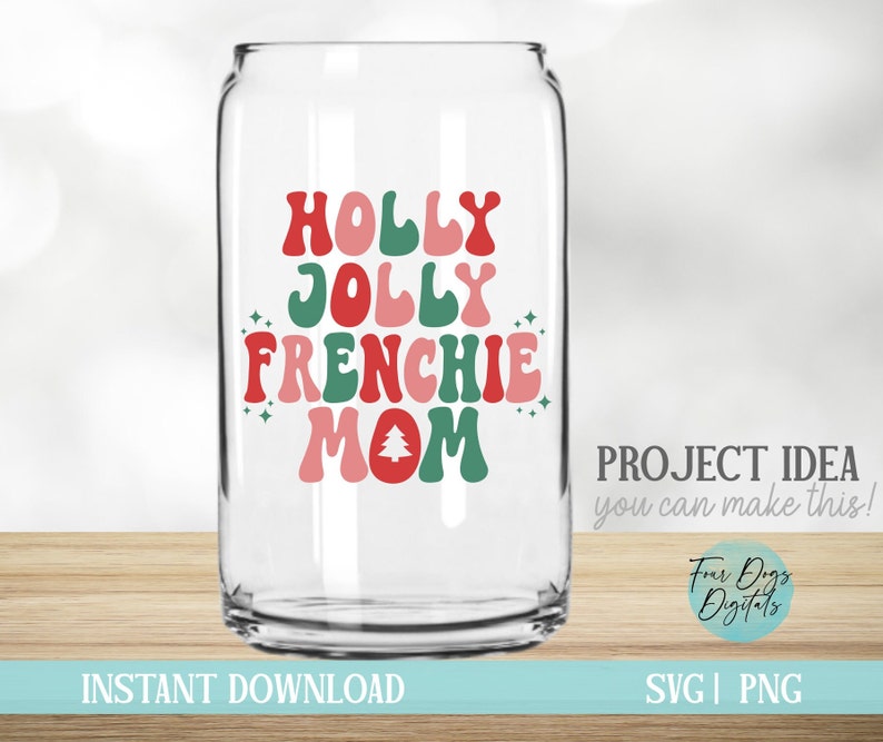 Puede incluir: Un vaso transparente en forma de lata con las palabras "HOLLY JOLLY FRENCHIE MOM" en rojo, rosa y verde. Un peque&ntilde;o gr&aacute;fico de &aacute;rbol de Navidad est&aacute; debajo de la palabra "MOM". El vaso es una idea de proyecto.