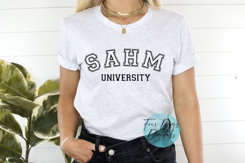 K&ouml;nnte beinhalten: Wei&szlig;es T-Shirt mit schwarzem Text, der "SAHM UNIVERSITY" lautet.