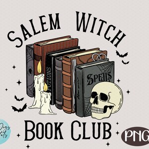 K&ouml;nnte beinhalten: Eine Illustration im Vintage-Stil mit einem Stapel B&uuml;cher mit den Titeln "Spells", "Potions" und anderen nicht lesbaren Titeln. Die B&uuml;cher sind von Kerzen, einem Sch&auml;del und Flederm&auml;usen umgeben. Der Text "Salem Witch Book Club" ist in schwarzen Buchstaben &uuml;ber den B&uuml;chern geschrieben. Der Text "PNG" ist in einem Kreis unter den B&uuml;chern geschrieben.