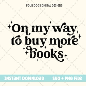 Könnte beinhalten: Ein digitales Design mit dem Text "On my way to buy more books" in schwarzer, fetter Schrift mit Sternakzenten. Das Design enthält auch den Text "INSTANT DOWNLOAD SVG + PNG FILE" in einem türkisfarbenen Banner.