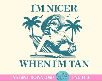 Op de afbeelding: Een tealblauw grafisch ontwerp met de tekst "I'm nicer when I'm tan" en een cartoonafbeelding van een vrouw met een hoed en zonnebril, liggend op een strandstoel met palmbomen op de achtergrond.