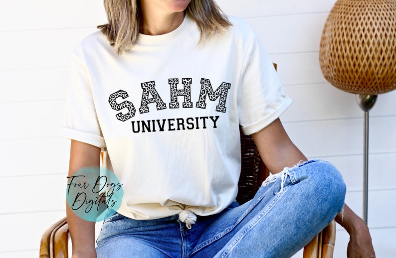 K&ouml;nnte beinhalten: Ein wei&szlig;es T-Shirt mit dem Aufdruck "SAHM UNIVERSITY". Die Buchstaben sind in einem schwarzen Leopardenmuster.