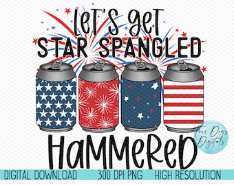 Może przedstawiać: Cztery puszki z czerwono-biało-niebieskim wzorem z tekstem "let's get star spangled hammered" nad nimi. Puszki są ułożone w rzędzie i mają świąteczny, patriotyczny motyw.
