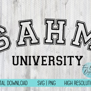 K&ouml;nnte beinhalten: Schwarzwei&szlig;es Grafikdesign des Textes "SAHM UNIVERSITY" in einer Schriftart im Varsity-Stil. Der Text befindet sich auf einem Holzmaserungshintergrund.