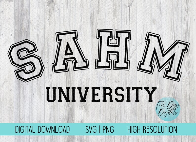 K&ouml;nnte beinhalten: Schwarzwei&szlig;es Grafikdesign des Textes "SAHM UNIVERSITY" in einer Schriftart im Varsity-Stil. Der Text befindet sich auf einem Holzmaserungshintergrund.
