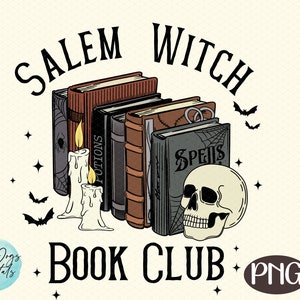 K&ouml;nnte beinhalten: Eine Illustration im Vintage-Stil mit einem Stapel B&uuml;cher mit den Titeln "Spells", "Potions" und anderem unleserlichem Text. Die B&uuml;cher sind von einem Sch&auml;del, Kerzen und Flederm&auml;usen umgeben. Der Text "Salem Witch Book Club" befindet sich &uuml;ber den B&uuml;chern und "PNG" darunter.