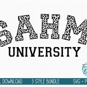 K&ouml;nnte beinhalten: Schwarz-wei&szlig;es Leopardenmuster-Grafik, das "SAHM UNIVERSITY" in einer Schriftart im Varsity-Stil sagt.