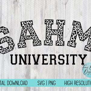 K&ouml;nnte beinhalten: Schwarz-wei&szlig;es Grafikdesign mit dem Text "SAHM UNIVERSITY" in einer Leopardenmuster-Schriftart. Das Design eignet sich perfekt f&uuml;r ein T-Shirt, eine Tasse oder andere Merchandise-Artikel.