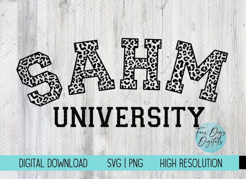 K&ouml;nnte beinhalten: Schwarz-wei&szlig;es Grafikdesign mit dem Text "SAHM UNIVERSITY" in einer Leopardenmuster-Schriftart. Das Design eignet sich perfekt f&uuml;r ein T-Shirt, eine Tasse oder andere Merchandise-Artikel.