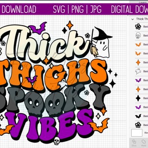 Op de afbeelding: Een digitaal ontwerp met de tekst "Thick Thighs Spooky Vibes" in een kleurrijke, retro stijl. Het ontwerp bevat verschillende Halloween-elementen zoals geesten, vleermuizen en schedels.