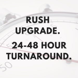 Puede incluir: Imagen de un cronómetro con las palabras "RUSH UPGRADE. ENTREGA EN 24-48 HORAS" en negrita negra. La esfera del cronómetro es blanca con marcas negras y una aguja roja.