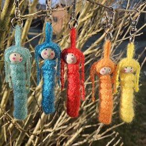 Bunte GLÜCKSWÜRMCHEN mit Perlen-Zöpfen, gehäkelt, mit kleinem Schlüsselring und Karabiner. Karte mit Glückswürmchen-Spruch!