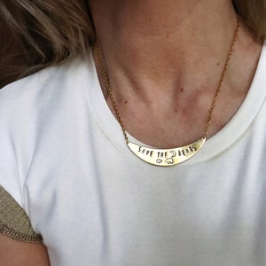RETTE die Mondbären | Handgravierte Halbmondkette aus Messing oder Aluminium