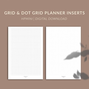 Puede incluir: Dos insertos imprimibles para planificadores, uno con un patrón de cuadrícula y otro con un patrón de puntos. Los insertos son blancos con líneas y puntos negros. El texto "GRID & DOT GRID PLANNER INSERTS" está en la parte superior de la imagen, y el texto "HPMINI | DIGITAL DOWNLOAD" está debajo.