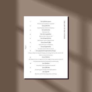 Może przedstawiać: Czarno-biały plakat do wydrukowania z tekstem "The Laws of the Universe" u góry. Plakat zawiera listę 12 praw wszechświata, w tym Prawo Boskiego Połączenia, Prawo Wibracyjne i Prawo Wiecznej Transformacji Energii.